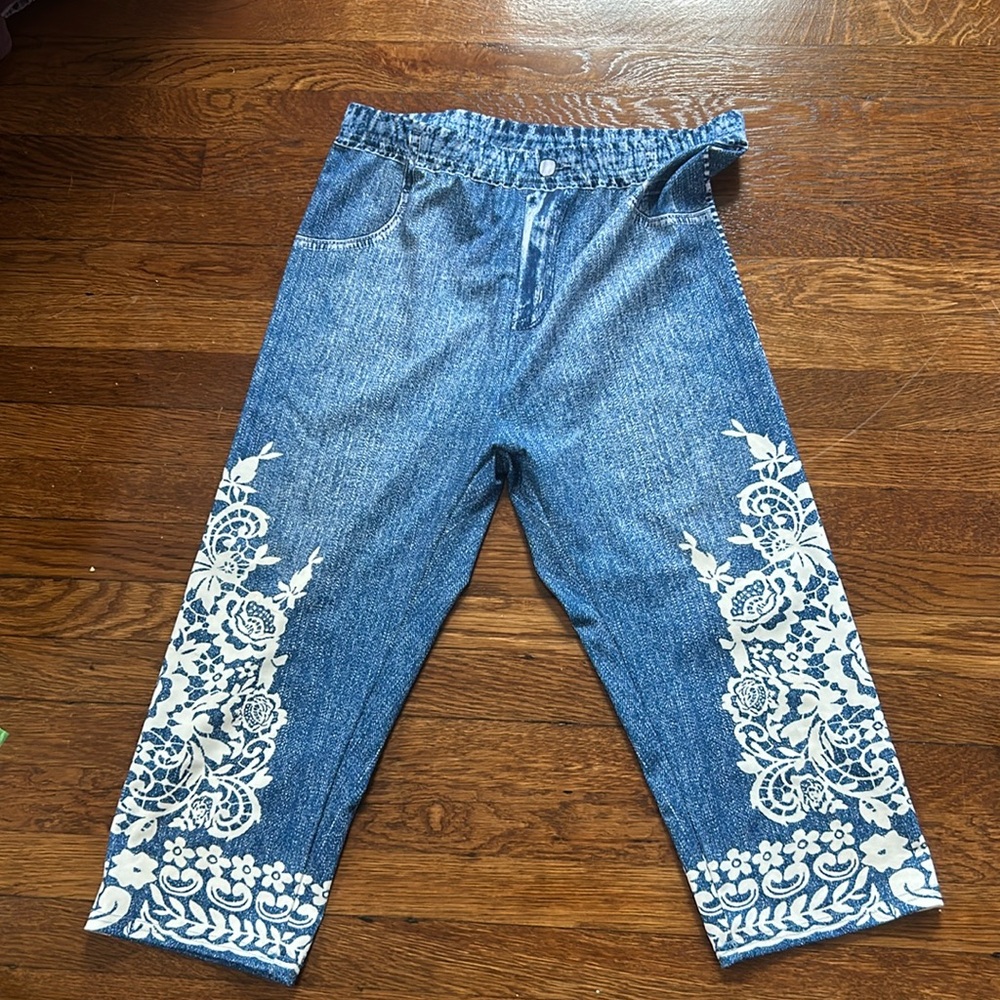 No pockets or zippers. Pull on with elastic waist